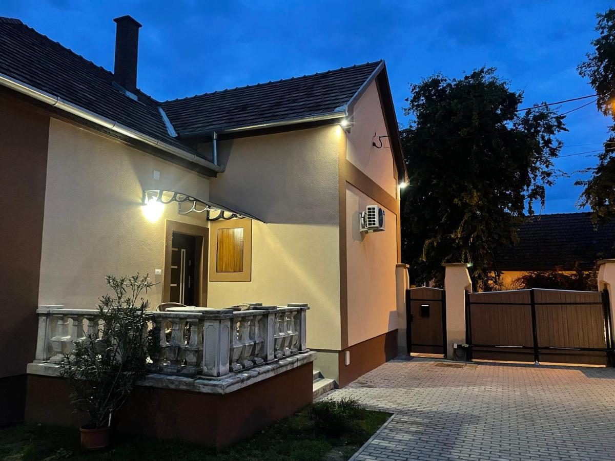 Kovacs Apartmanhaz Кишкунхалаш Экстерьер фото