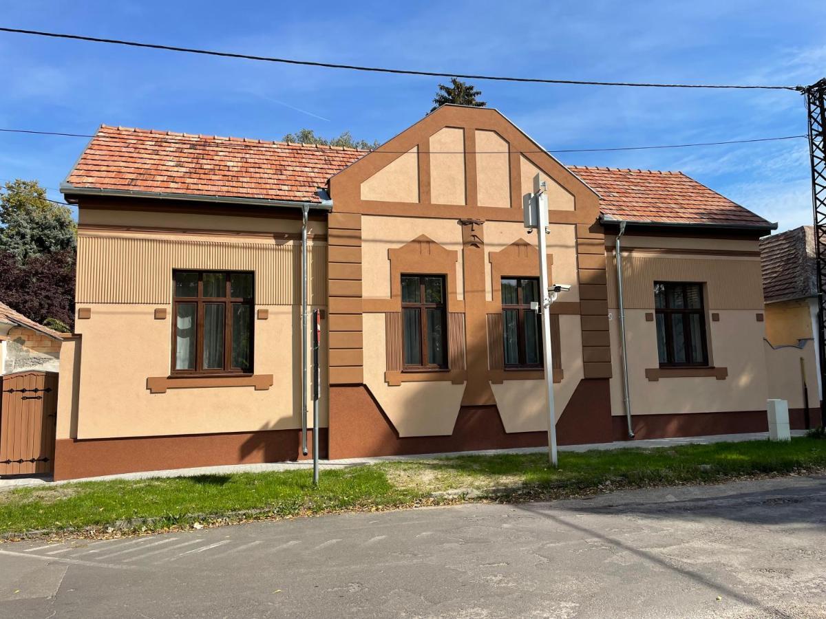 Kovacs Apartmanhaz Кишкунхалаш Экстерьер фото